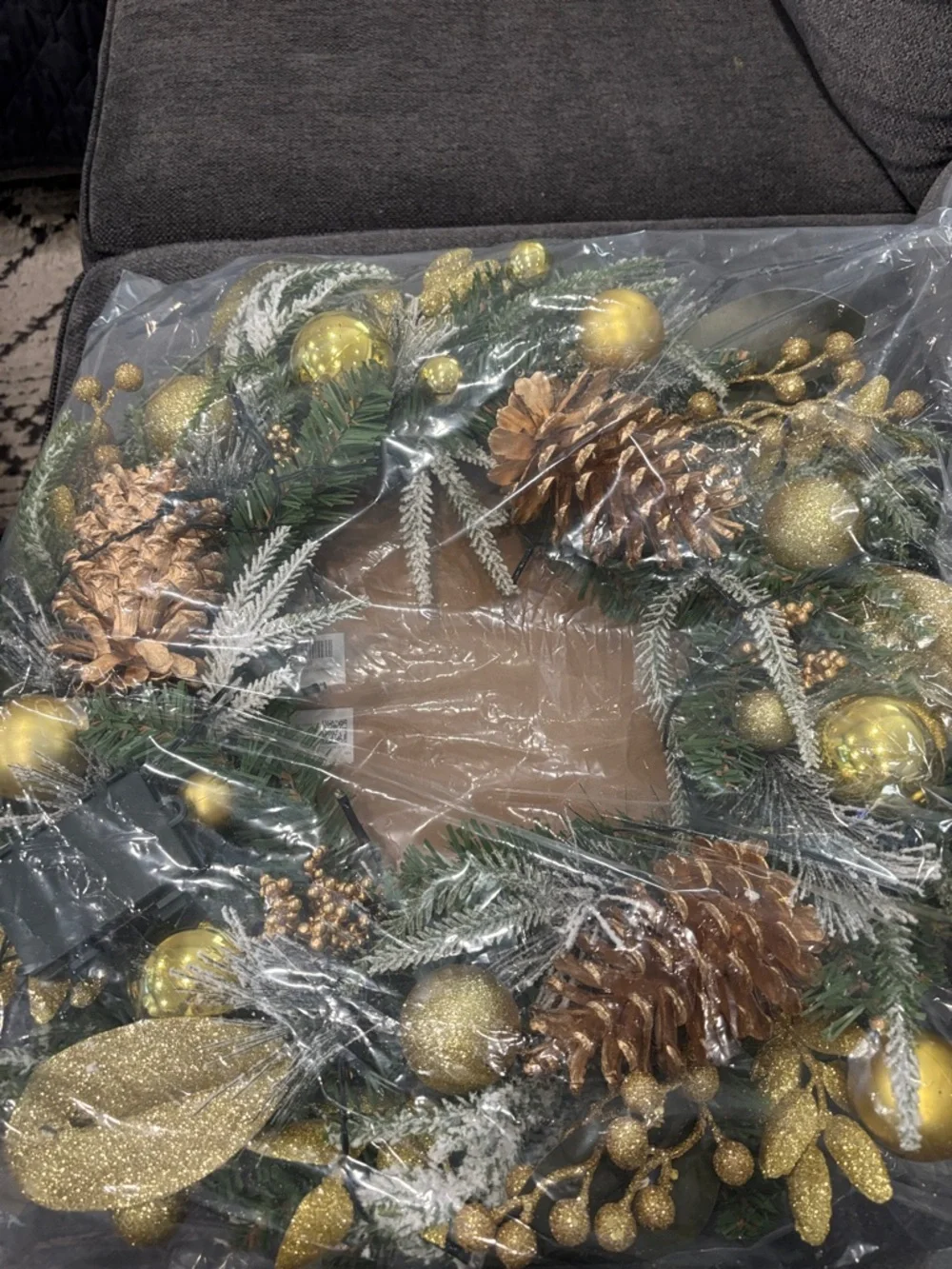 Eye catching Christmas wreath is 21inches, look great on a entrance door🦠